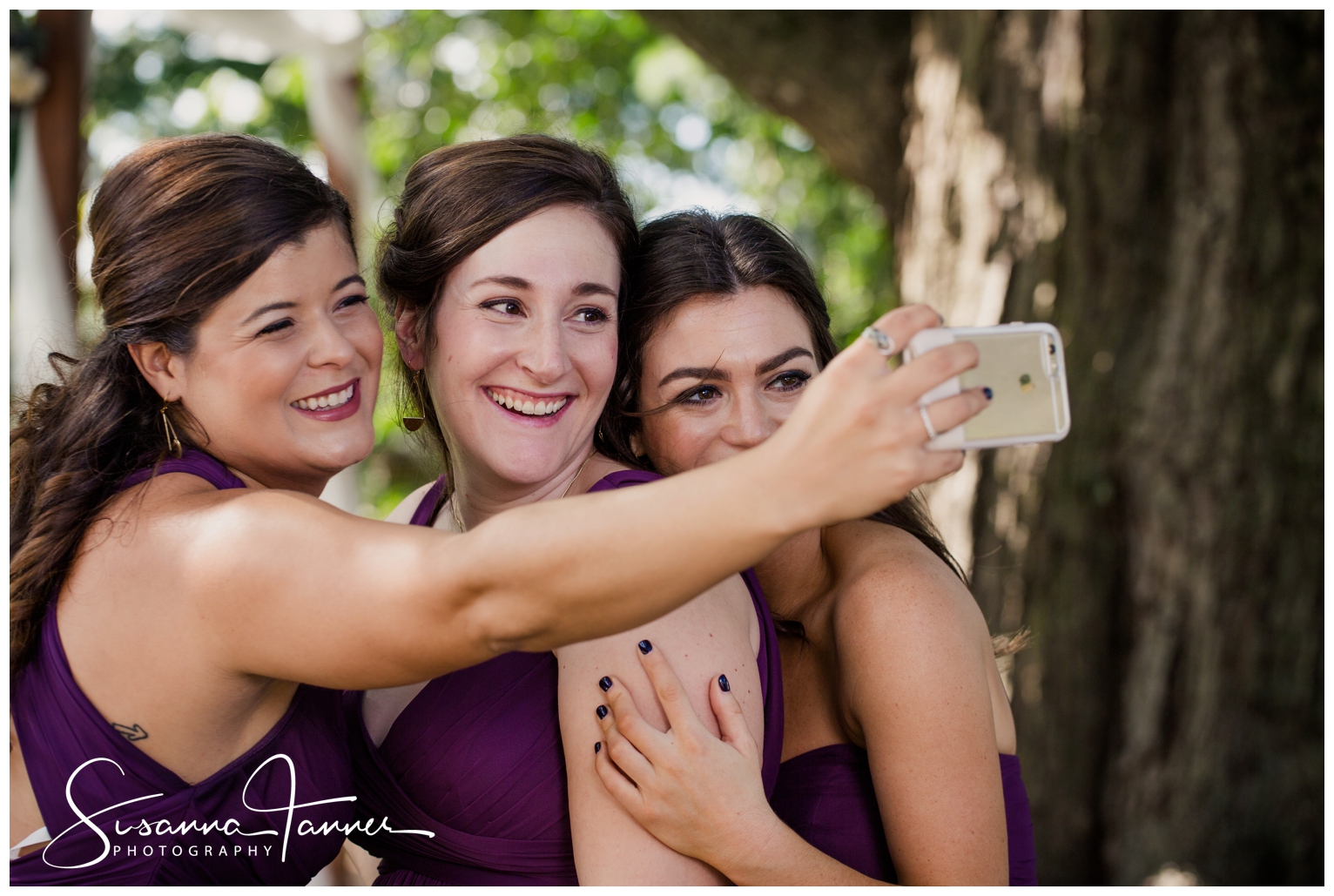 Indianapolis Outdoor Wedding, bridesmaids taking selfie